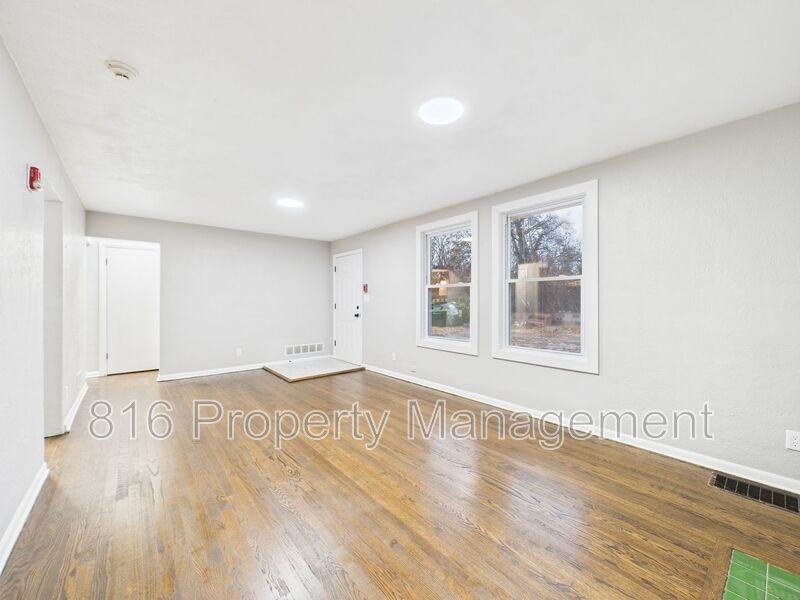 7560 Prospect Ave - Photo 5 of 42