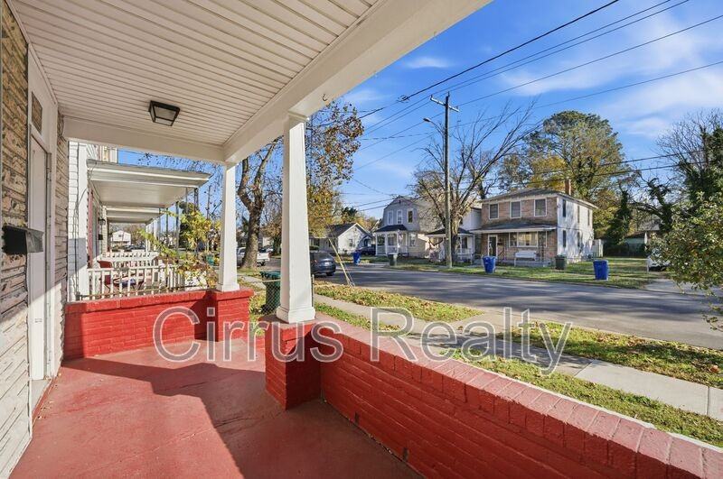 1027 27th St - Photo 2 of 16