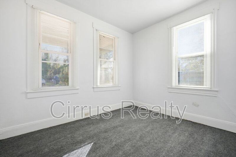 1027 27th St - Photo 4 of 16