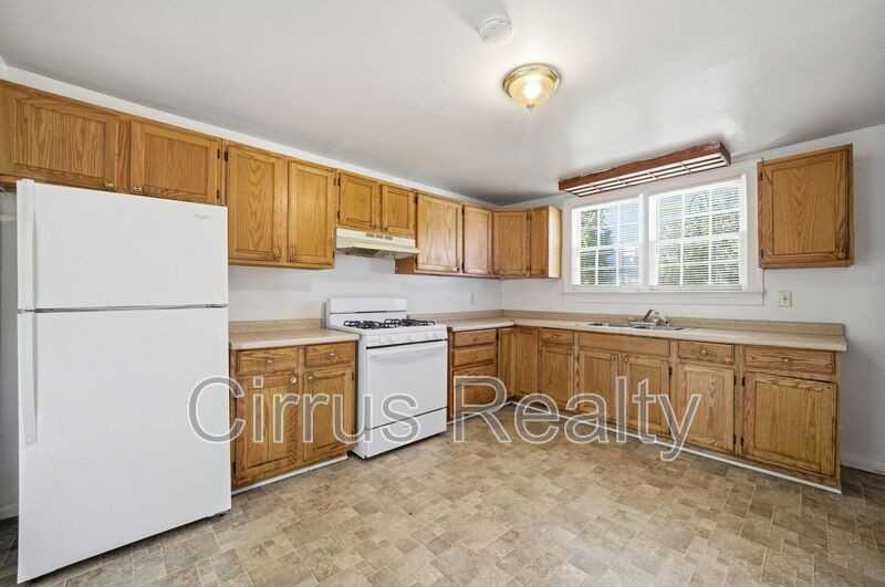 1027 27th St - Photo 6 of 16