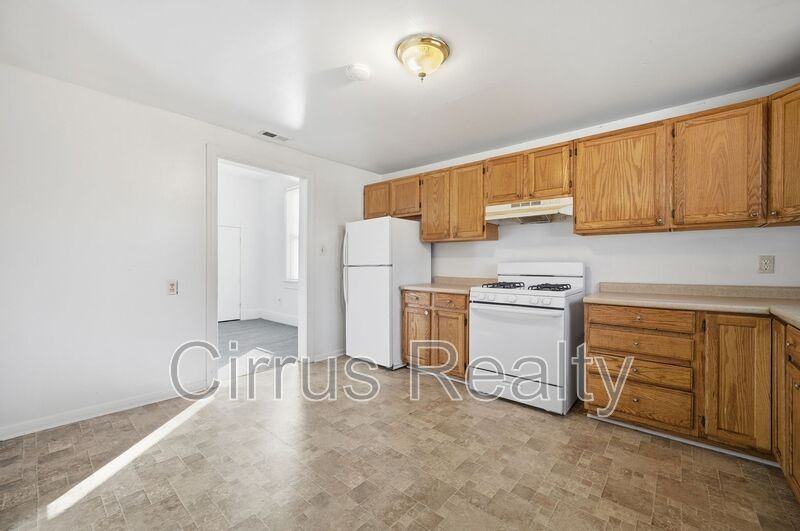 1027 27th St - Photo 7 of 16