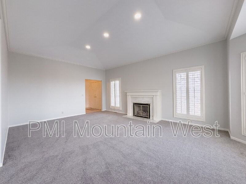 1123 Southeast - Photo 4 of 50