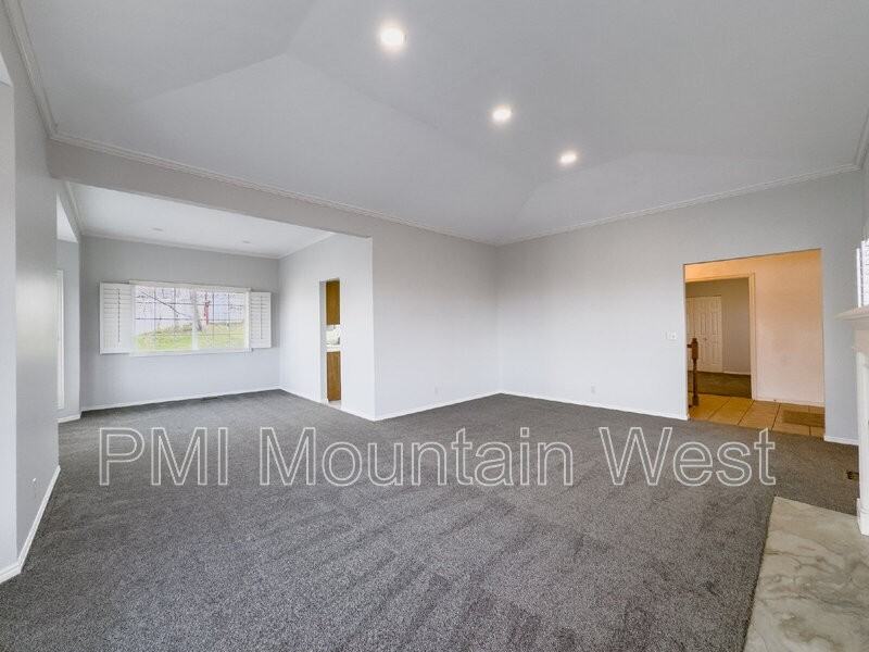 1123 Southeast - Photo 5 of 50