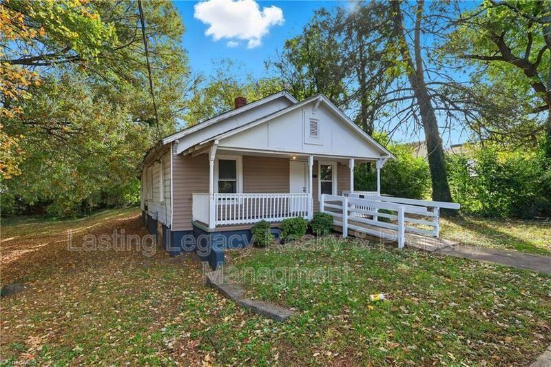 2051 Bloomfield Dr - Photo 2 of 22