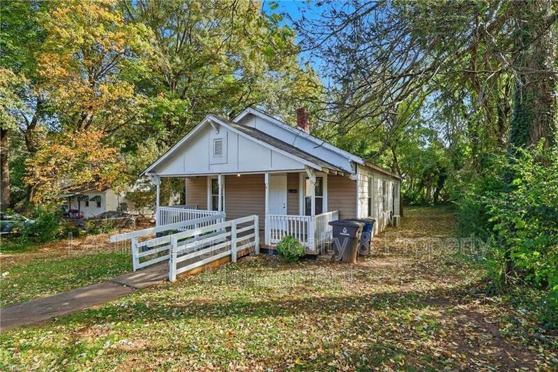 2051 Bloomfield Dr - Photo 3 of 22