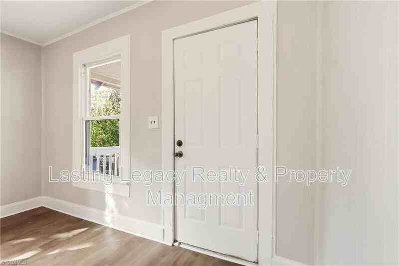 2051 Bloomfield Dr - Photo 5 of 22