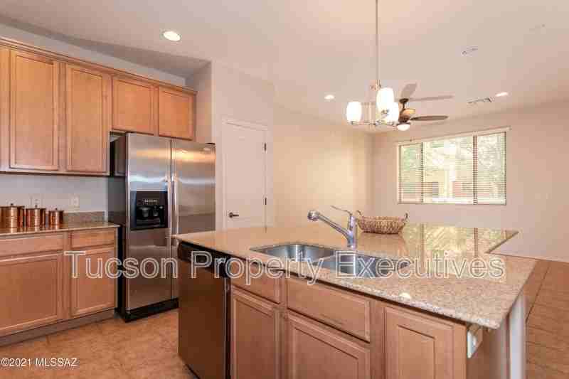 2442 E Emerald Moon Dr - Photo 2 of 34