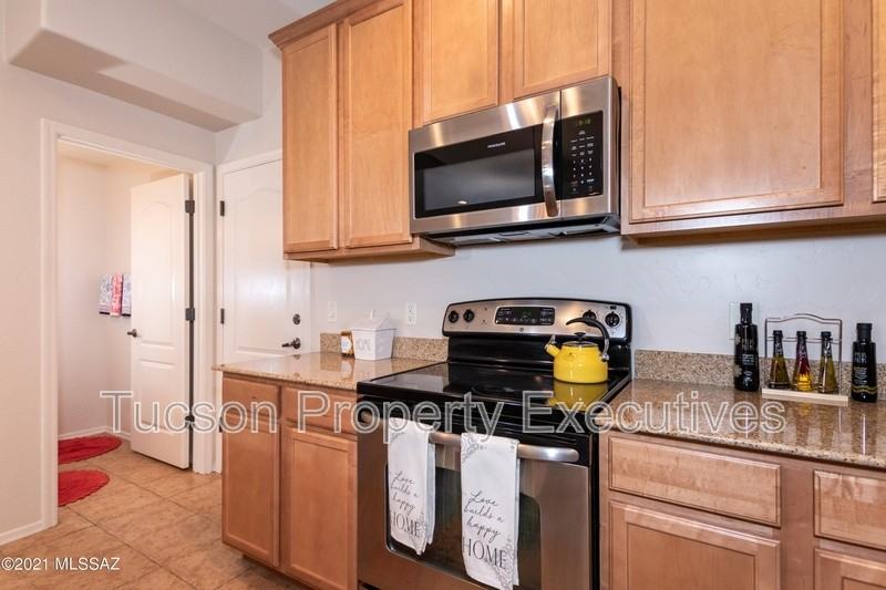 2442 E Emerald Moon Dr - Photo 4 of 34