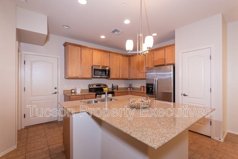 2442 E Emerald Moon Dr - Photo 7 of 34
