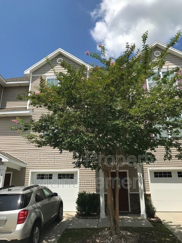 4055 Hartland St - Photo 2 of 31