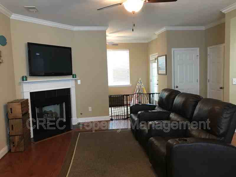 4055 Hartland St - Photo 5 of 31