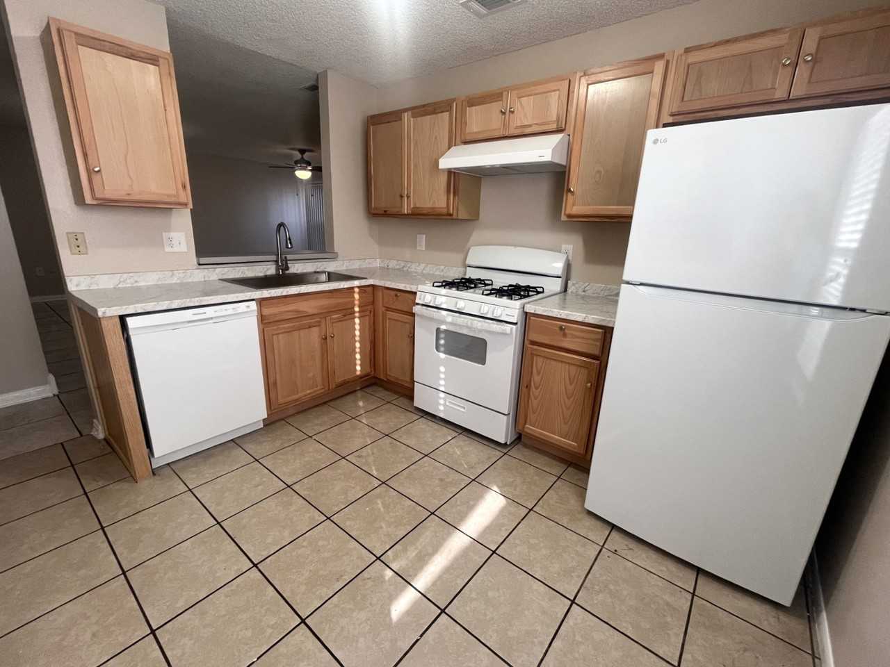 1604 27th Ave E - Photo 3 of 18