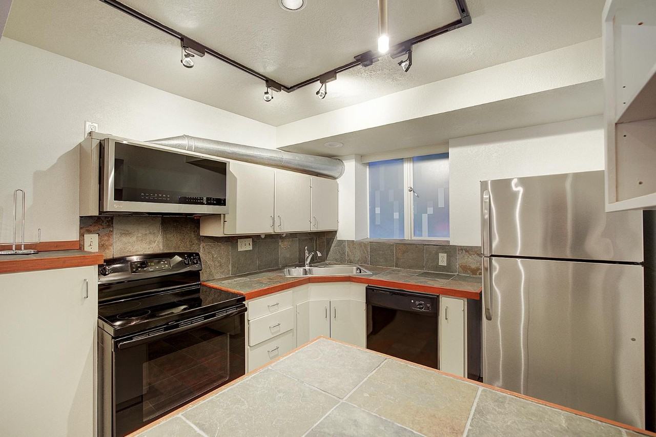 1038 Lakeview Boulevard East - Photo 3 of 20