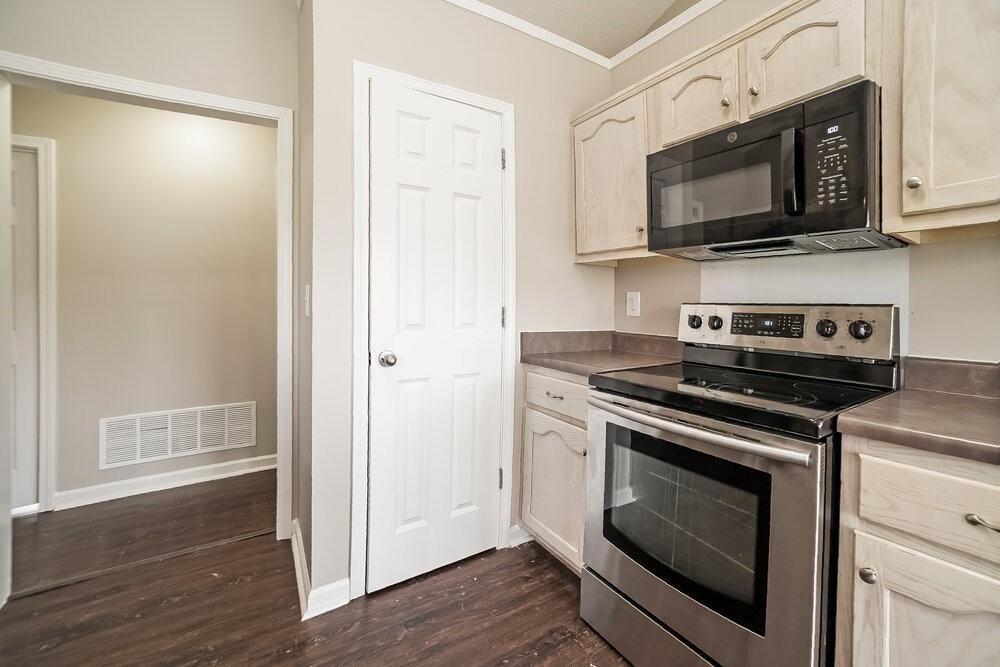 1776 Cresent Ln - Photo 7 of 17