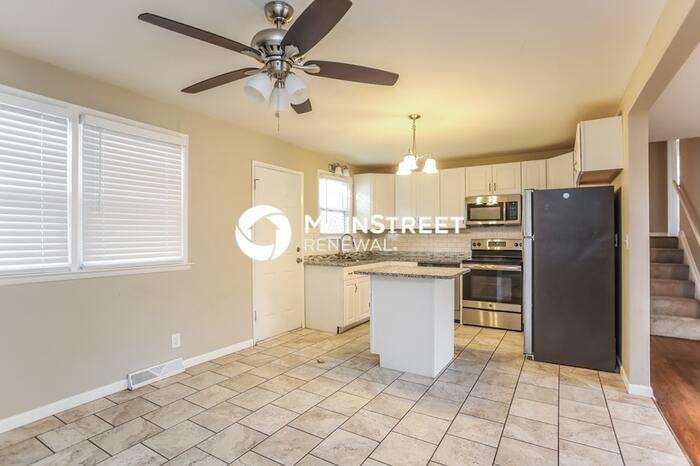 1006 Sw Lakeview Blvd - Photo 3 of 20