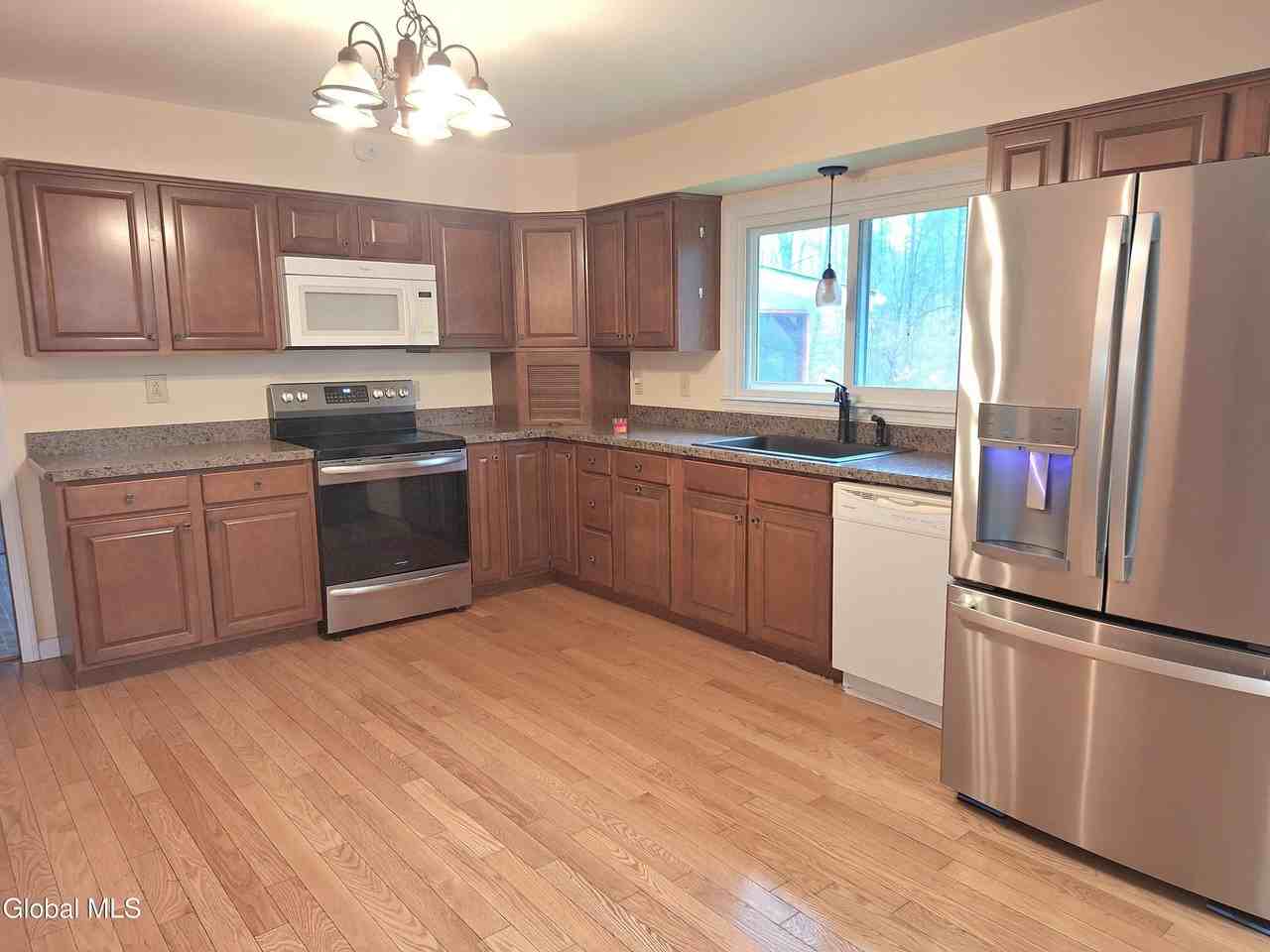 1031 Saratoga Rd - Photo 6 of 29