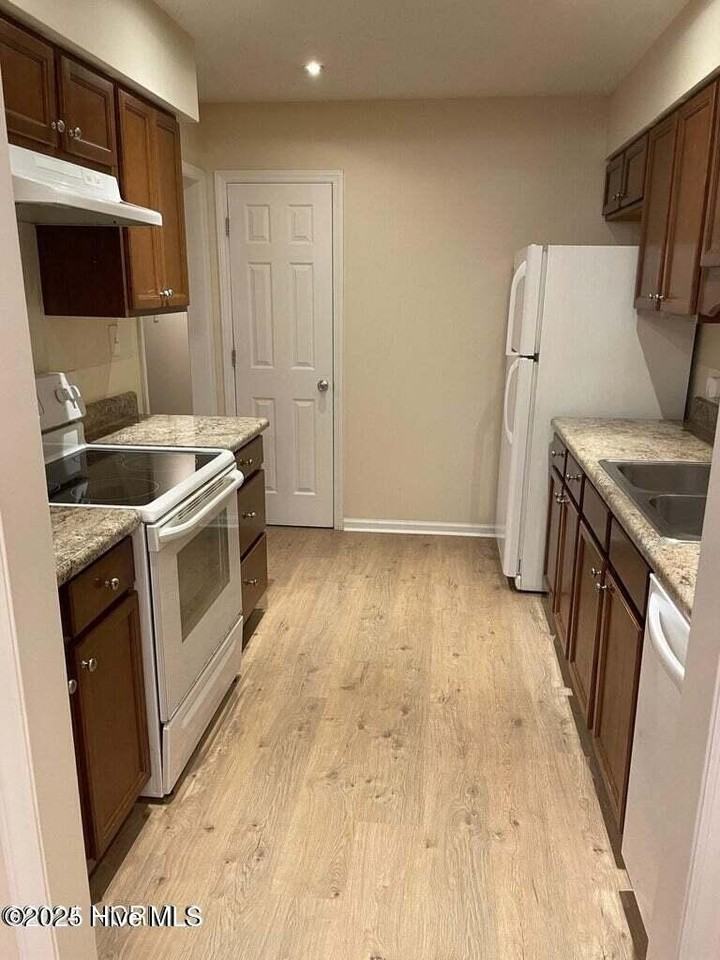 904 Persimmon Pl - Photo 6 of 13