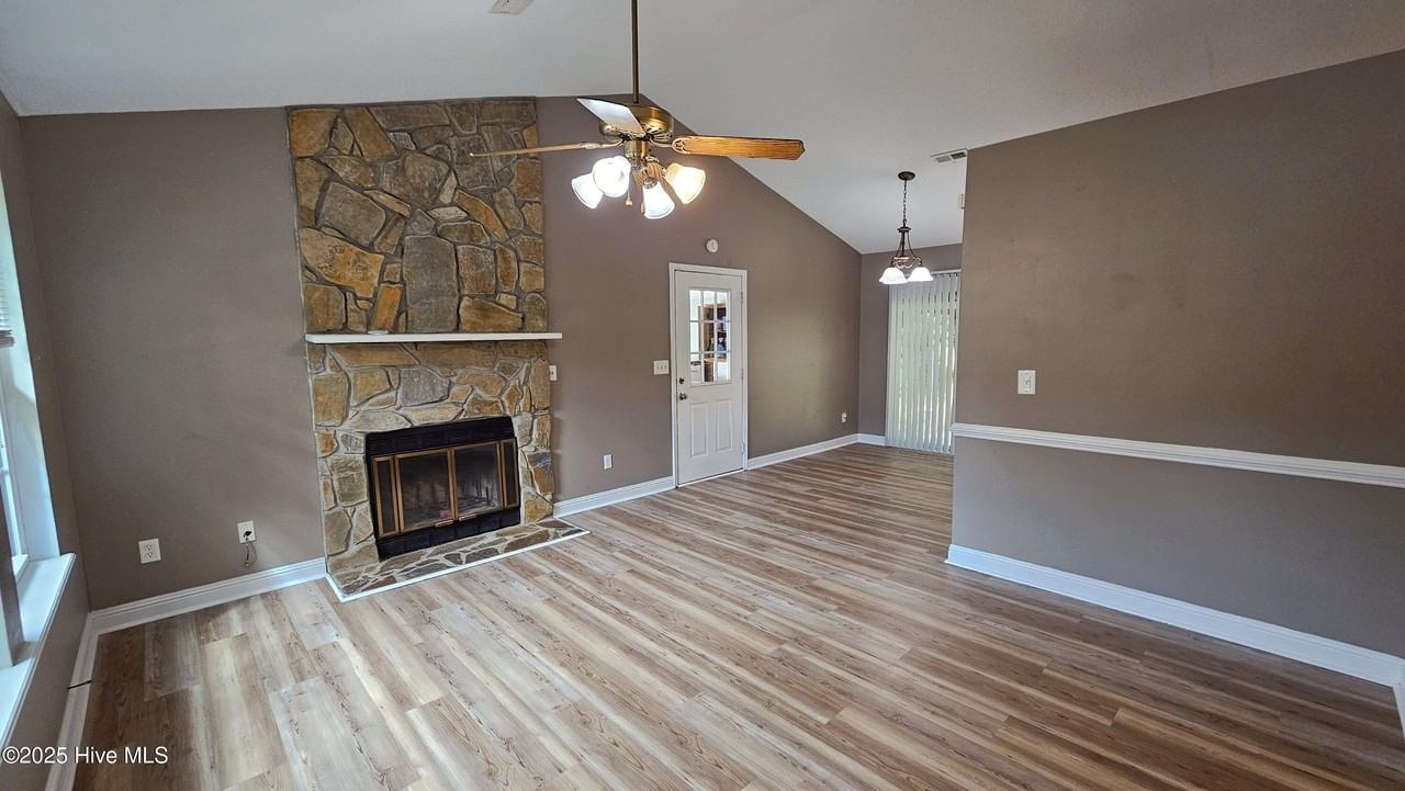 107 Spring Dr - Photo 2 of 22