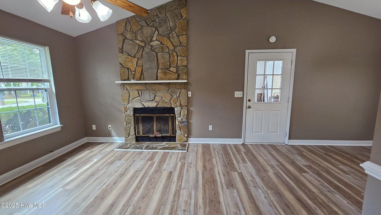 107 Spring Dr - Photo 3 of 22