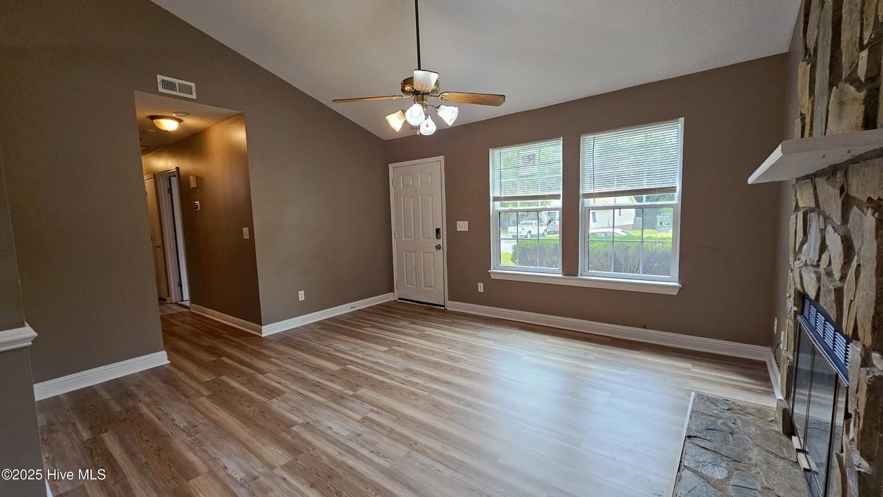 107 Spring Dr - Photo 4 of 22