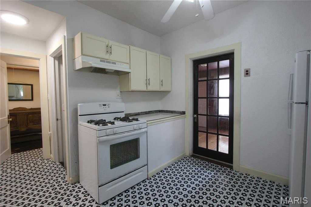 7028 Glades Ave - Photo 5 of 17