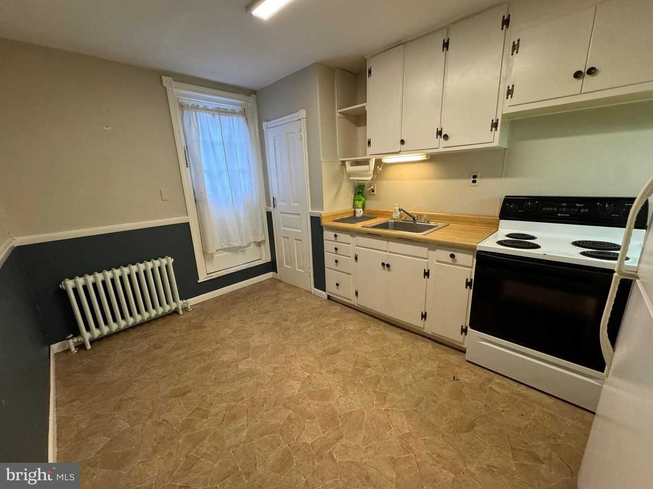 2432 W 19th St - Photo 3 of 10