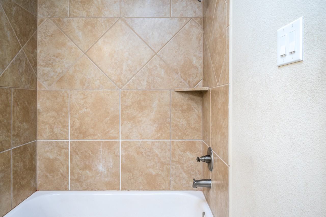 1906 Howth Ave - Photo 2 of 41