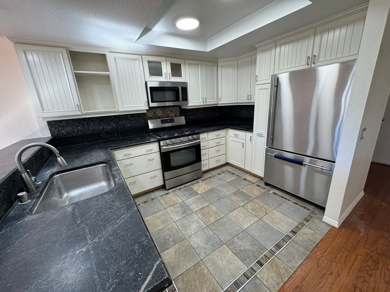 1533 Woodpine Dr - Photo 3 of 16