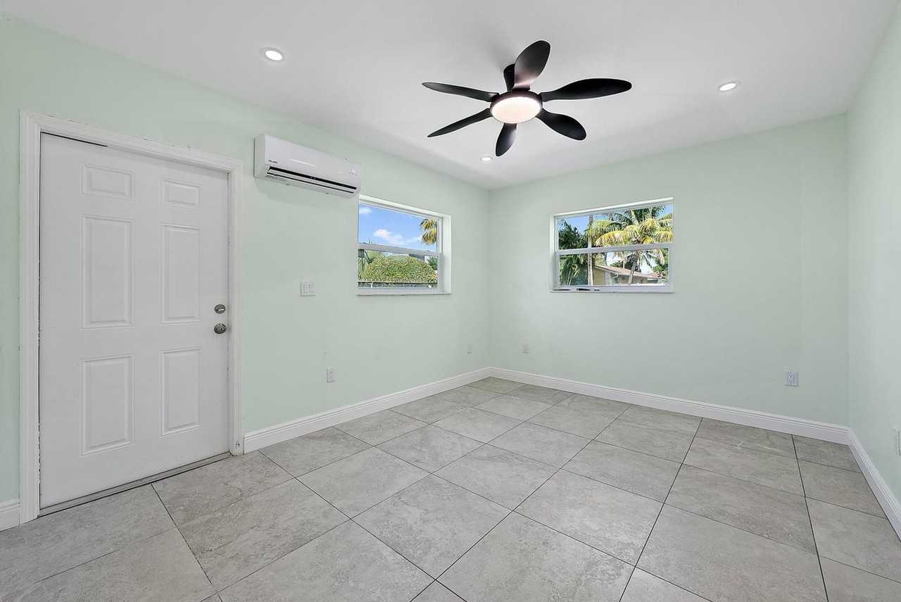 135 E 28th St - Photo 4 of 18