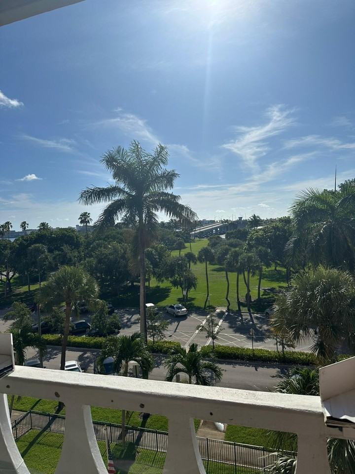 15 S Golfview Rd #15-504 - Photo 5 of 5