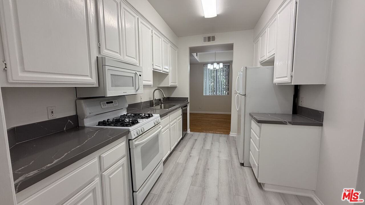 910 South Bedford Street #910-107 - Photo 4 of 14