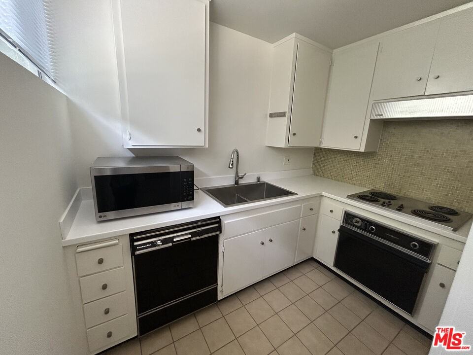 833 Moraga Drive #833-6 - Photo 5 of 31