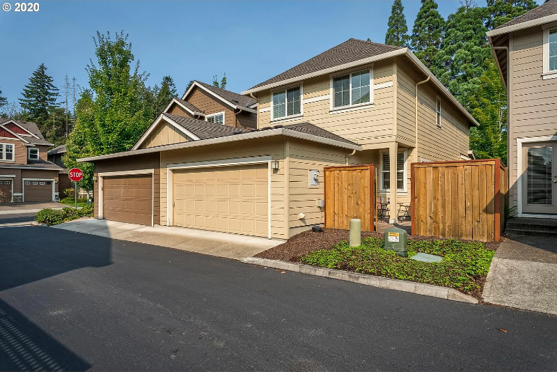 10528 Northeast Gateway Street - Photo 3 of 4