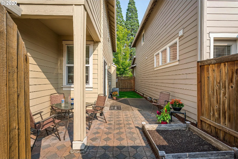 10528 Northeast Gateway Street - Photo 4 of 4