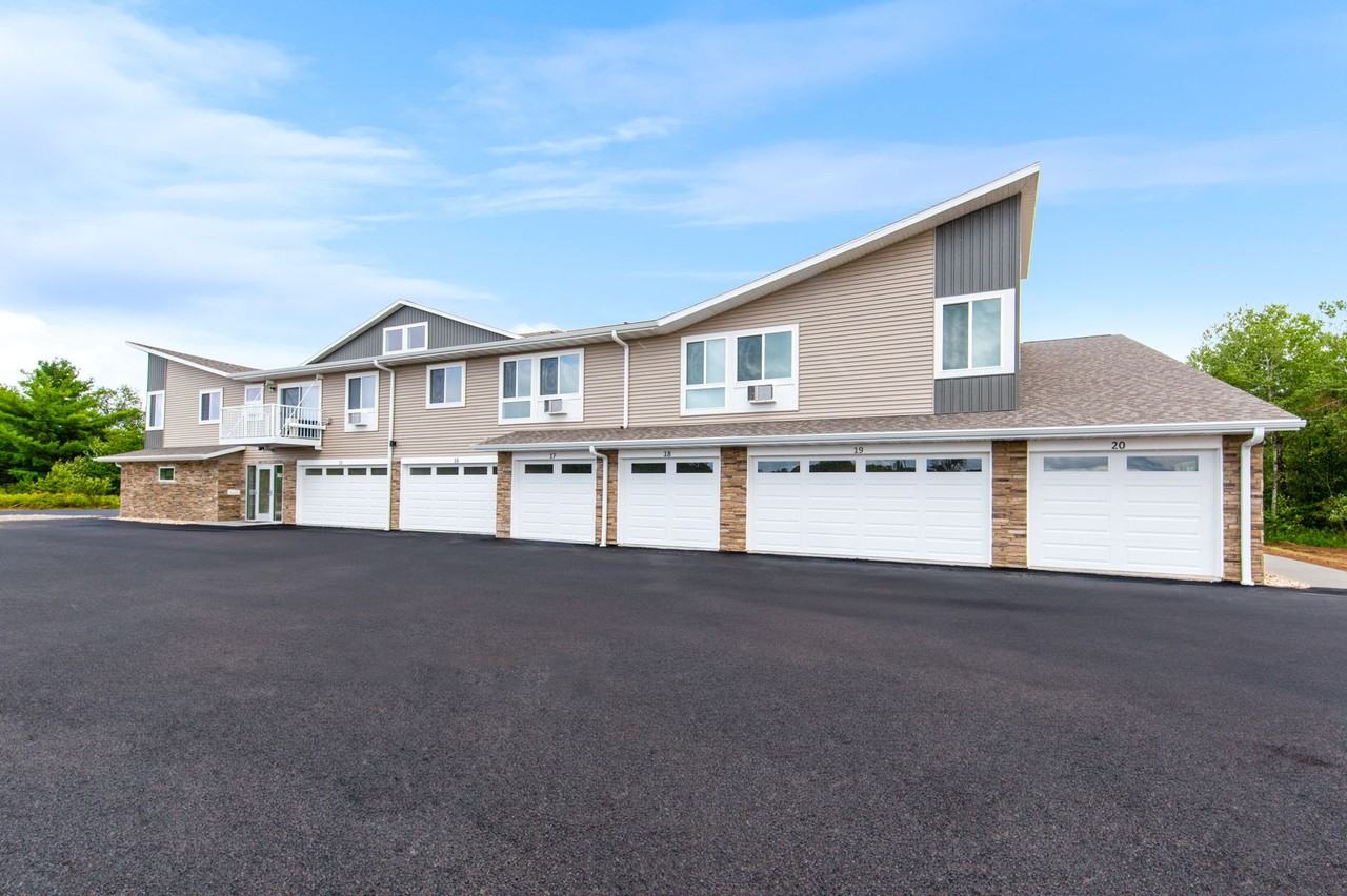 The Oaks in Crivitz - Photo 4 of 35