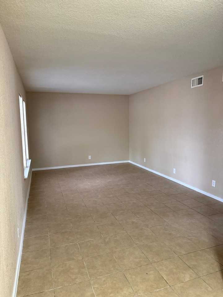 8000 Winsford - Photo 2 of 14