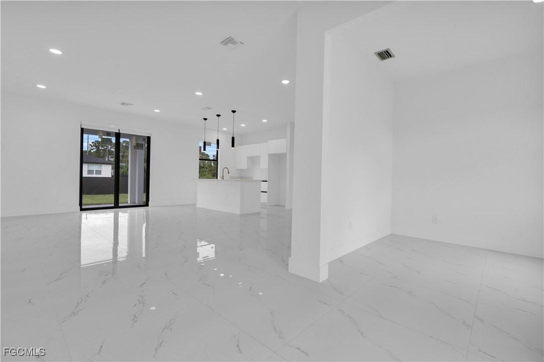 3202 32nd St W - Photo 4 of 19