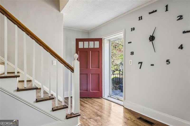 2050 Mercer Ave - Photo 4 of 29