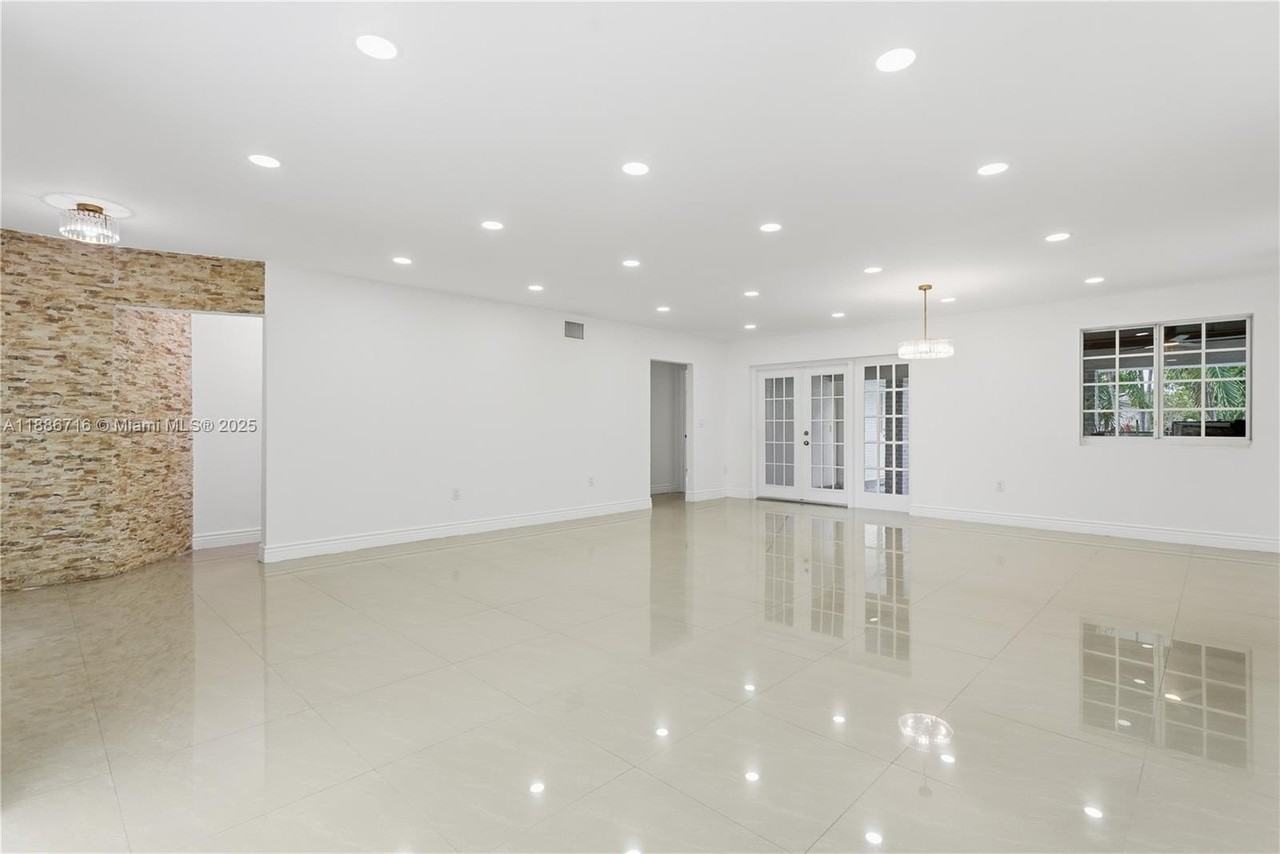 1400 E Hawthorne Cir - Photo 3 of 15