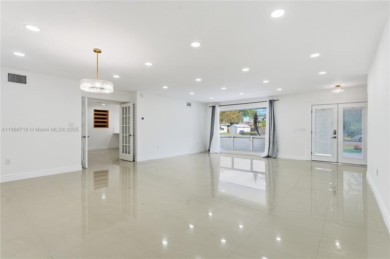 1400 E Hawthorne Cir - Photo 4 of 15