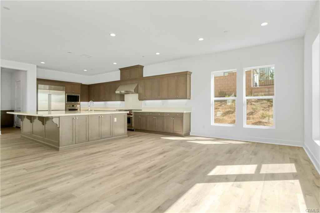 20534 Edgewood Ct - Photo 3 of 8