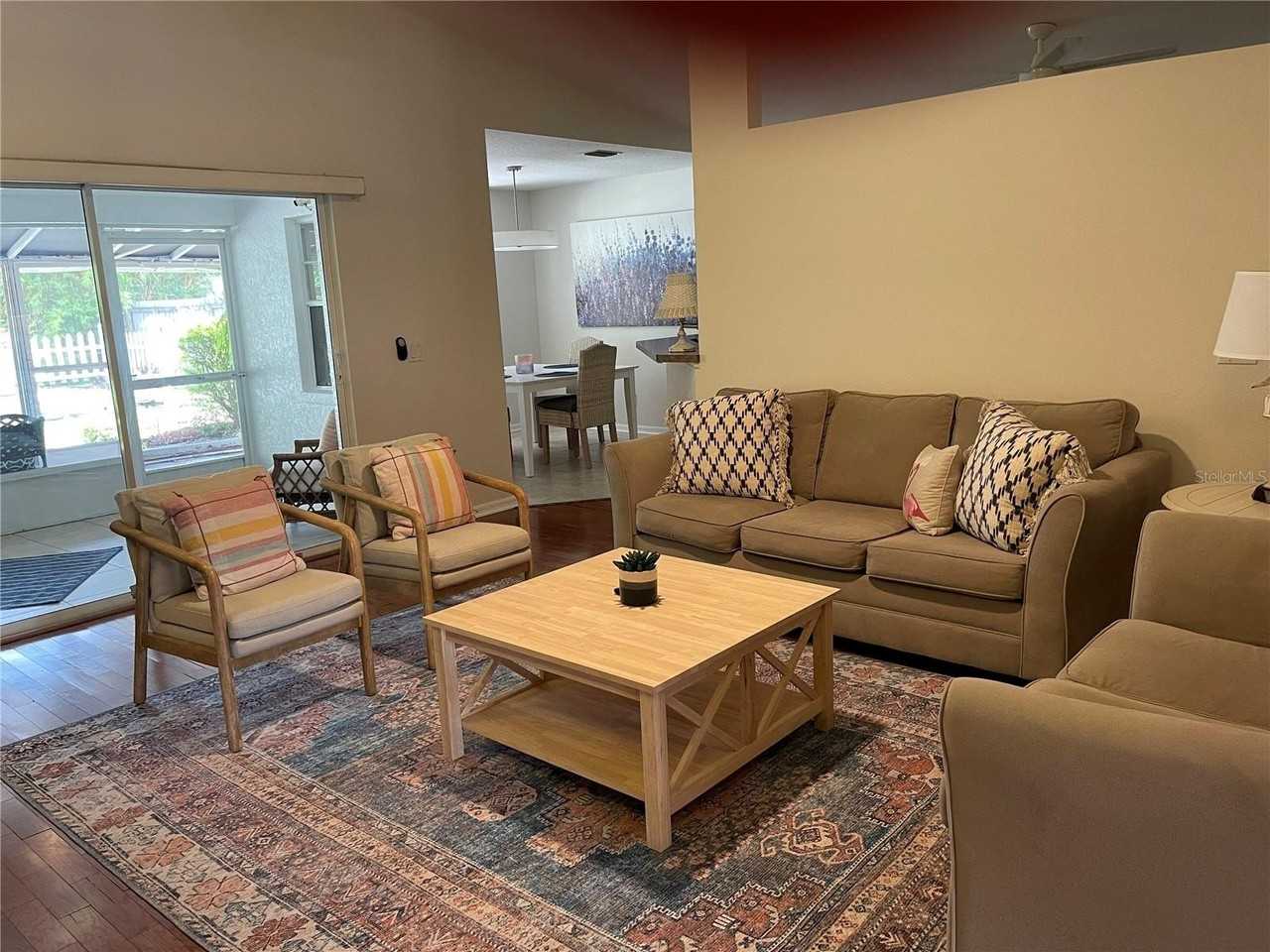 1012 Laurel Ave - Photo 4 of 24