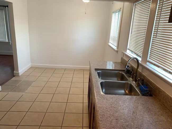 913 W First St - Photo 6 of 12