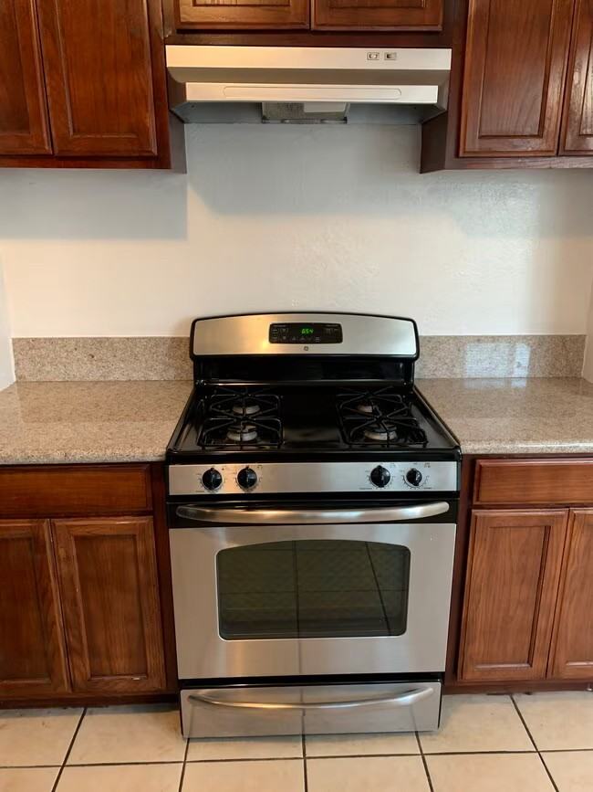 913 W First St - Photo 5 of 12