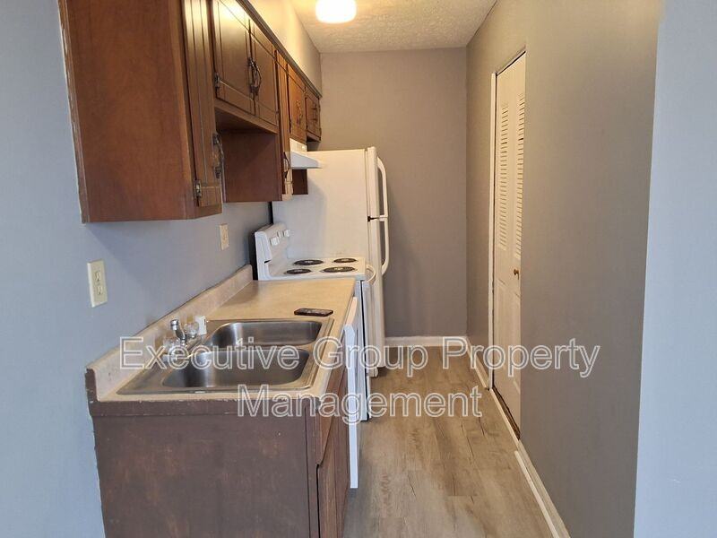 246 Elmwood Dr - Photo 2 of 10