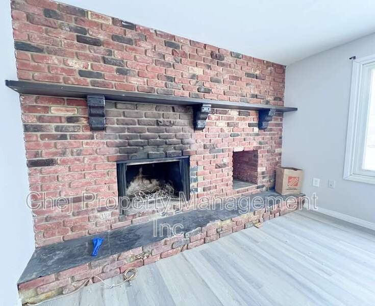 11415 90 St Nw - Photo 4 of 20