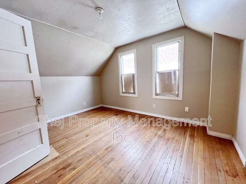 11415 90 St Nw - Photo 6 of 20