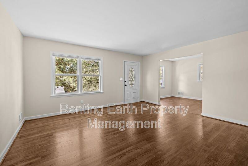 1153 Linwood St - Photo 4 of 18