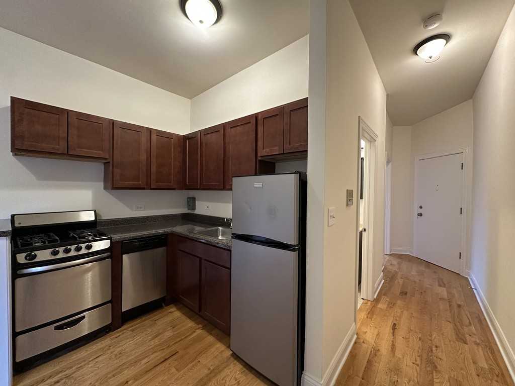 819 West Cornelia Avenue #310 - Photo 3 of 21