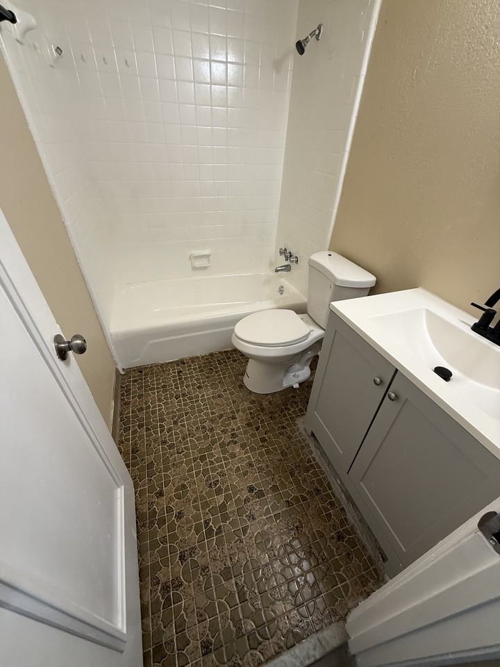 2501 Lumpkin Court - Photo 3 of 13